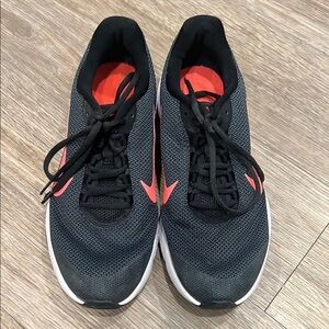 Women’s Nike Run All Day size 9